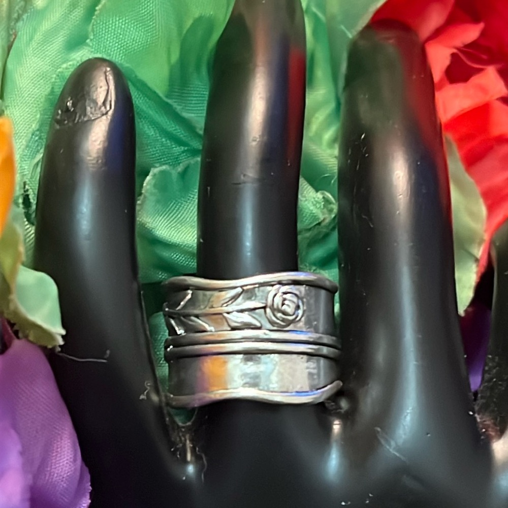 Silver Ring With the Print of a Flower Sz 8